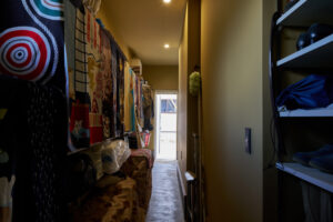 玄関脇から勝手口に続く生活倉庫