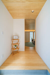 玄関からリビング