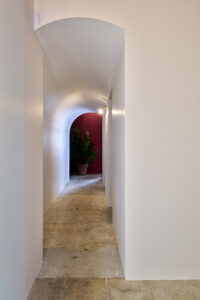 ビストロへ続く通路