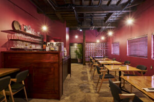 高い天井のビストロ